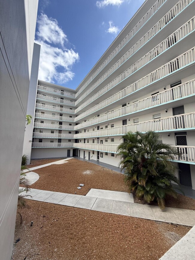 Building Photo - 15600 NW 7th Ave Unit 211