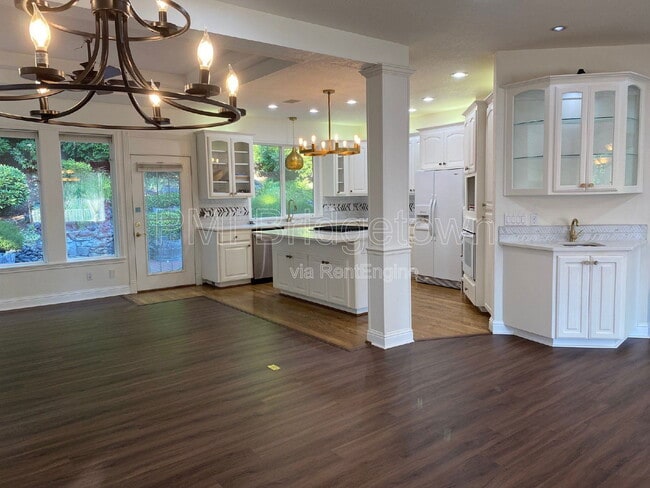 Building Photo - 12805 SE Spring Mountain Dr