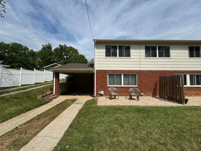 574 Long Ave Unit 572 Long Ave