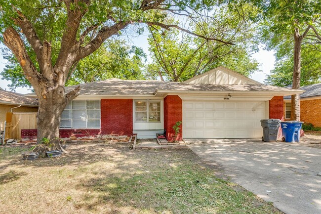 Spacious 3/2 with fenced yard, laundry roo... - Spacious 3/2 with fenced yard, laundry roo... House