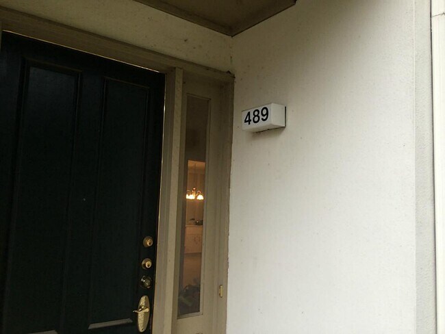 Building Photo - 2100 Tanglewilde St Unit 489