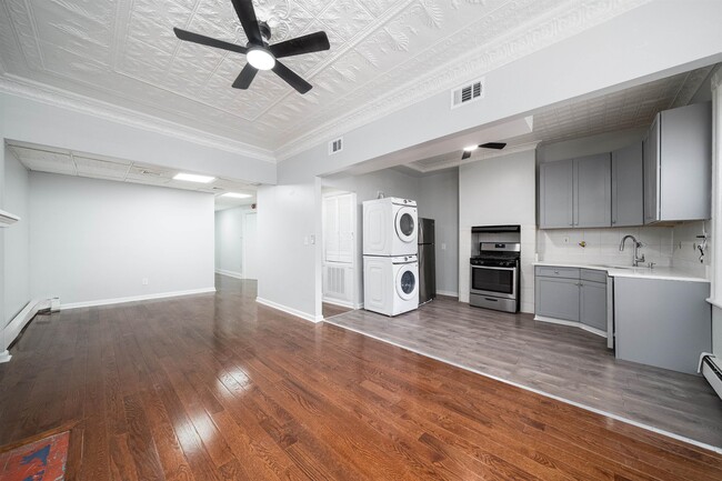 Building Photo - 728 Bergen Ave Unit 1 Rental