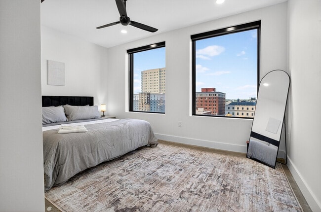 Photo - 115 W 5th St Unidad ID1322459P