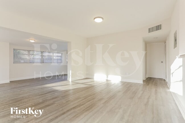 Photo - 1571 NE 44th St