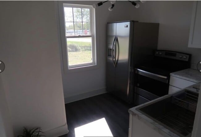 Photo - 2010-2012 Maplegrove Ave Unit 2010