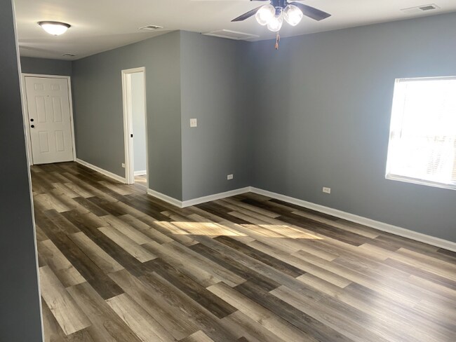 Photo - 15223 Turlington Ave Unidad Second Floor