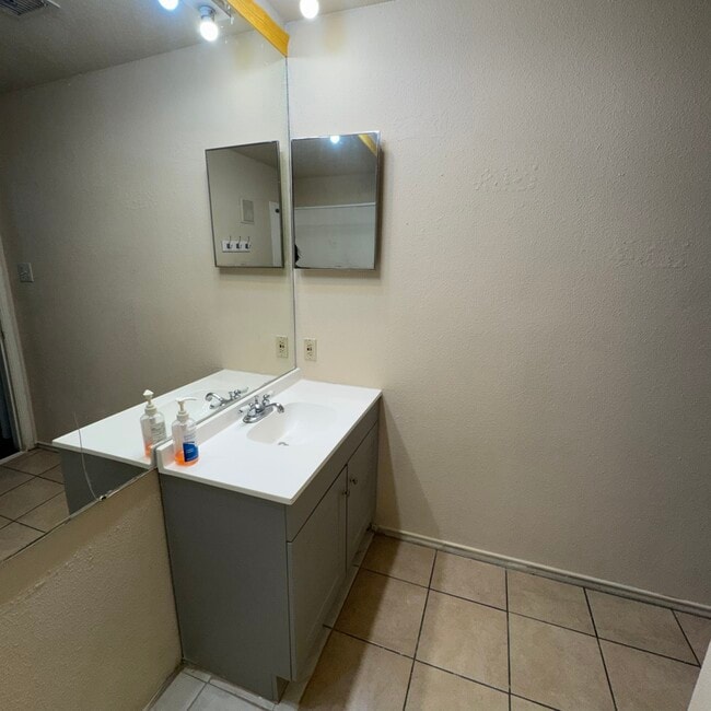Building Photo - 14550 Fonmeadow Dr Unit 1304