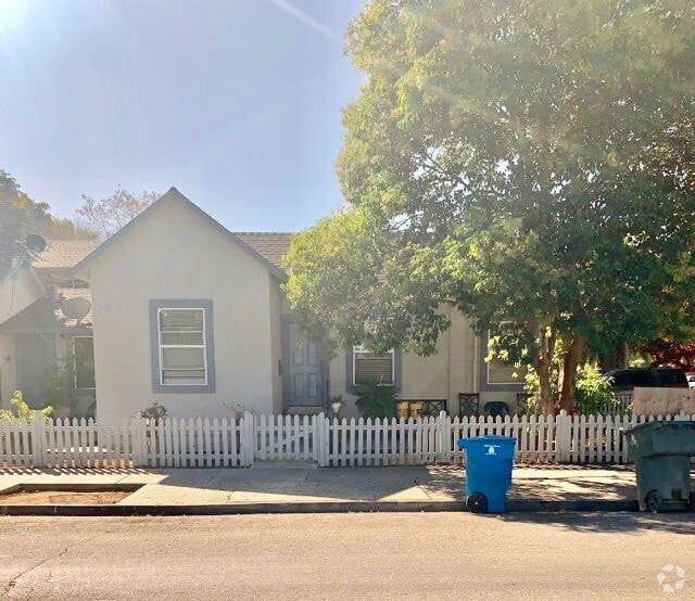 Building Photo - Charming 3 bedroom 2 bath for Rent! Rental