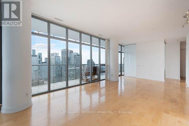 Photo - 33 Charles St E Unit 3902