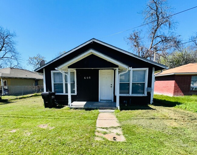 Building Photo - 3 bedroom one bath