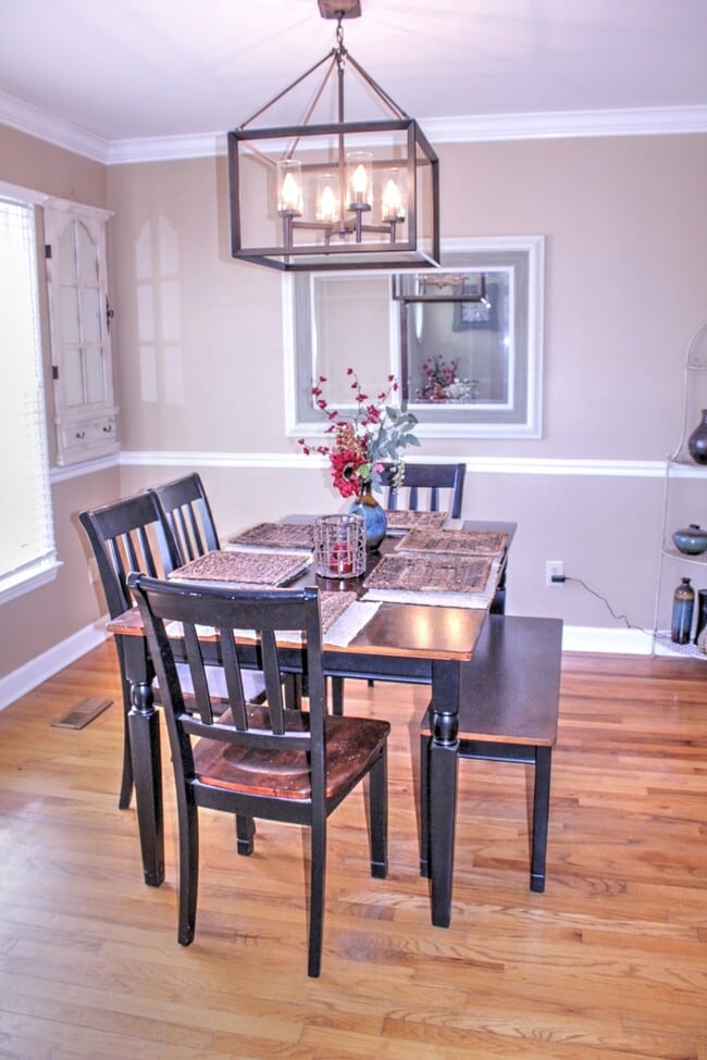Photo - Beautiful home with Fenced Yard & Screened Porch!