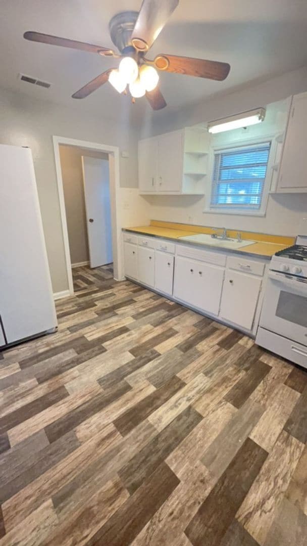 Photo - Spacious 2 Bedroom Home! Garage! Fenced in Backyard! Available Now!