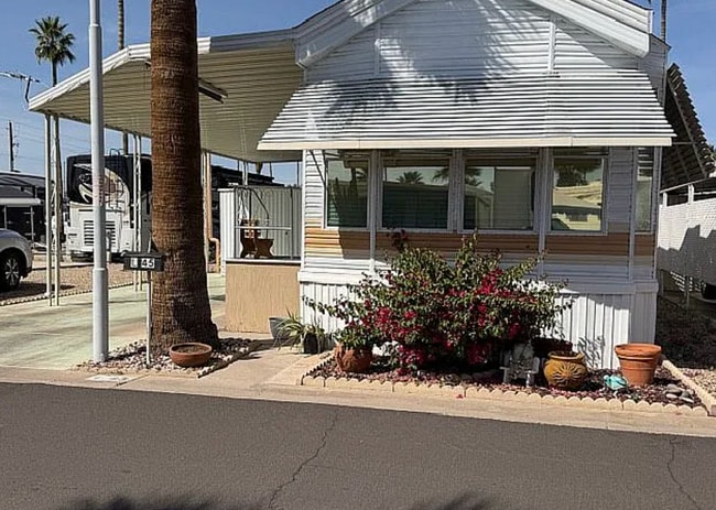 Photo - 303 N Lindsay Rd