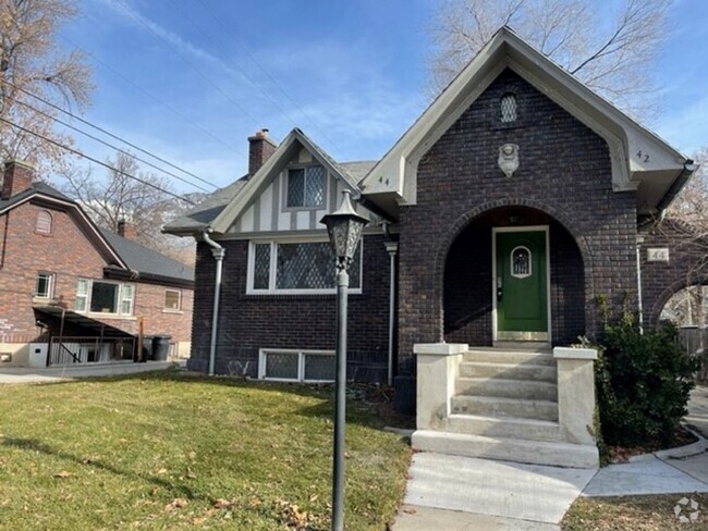 Building Photo - Rossell Duplex Unit 44 N Main Floor Rental