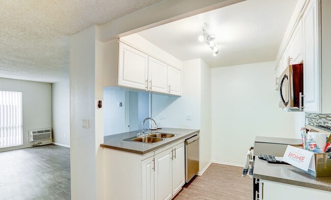 J plan down - 1BR, 1BA - 700sf - Chateau De Ville