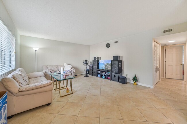 4633 Bayshore Dr