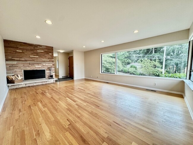 Photo - Large Mid-Century Home in Magnolia! AVAILABLE 6/1/2026!