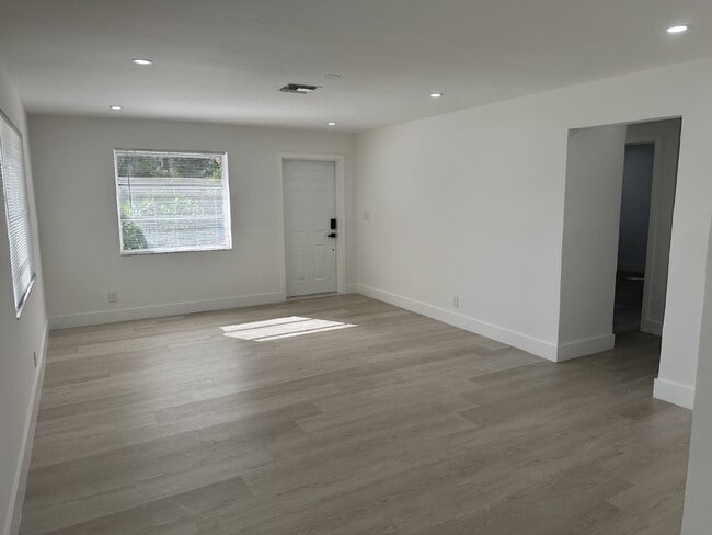 Photo - 2 bed 1 bath located in the desirable Edgewood neighborhood, just minutes from the marina, highwa... Unidad 1