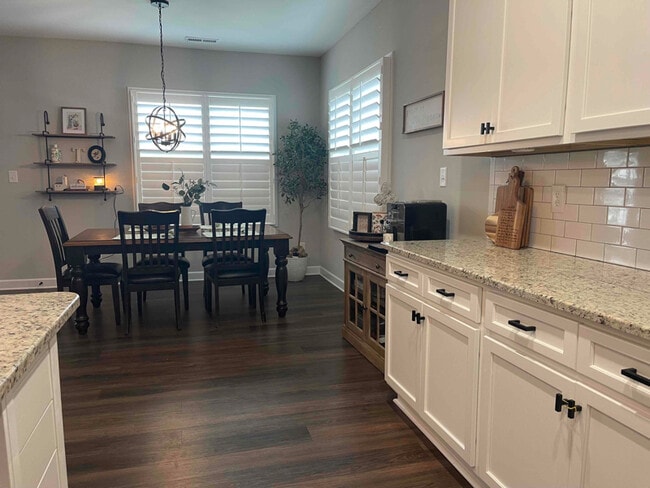 Photo - 5220 Thruway Rd