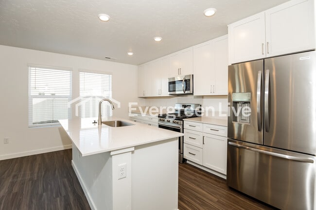 Photo - 896 Knowledge St