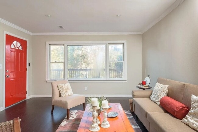 Photo - Cozy 2BR Home —1 minute from North Shore /...