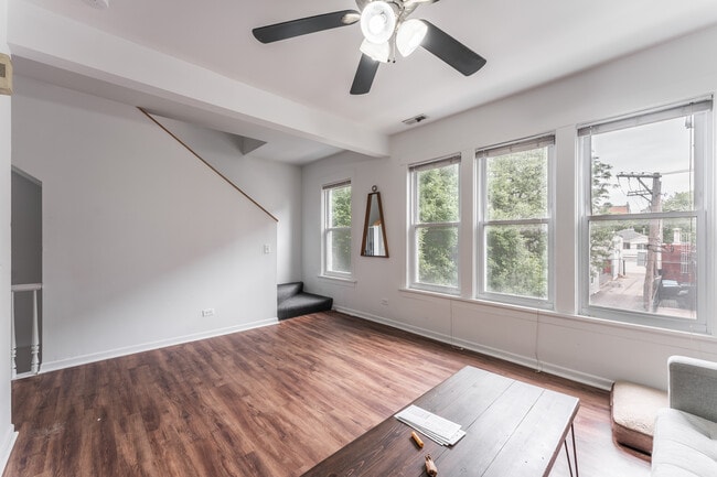 Photo - 2616 N Marshfield Ave Unidad 2f