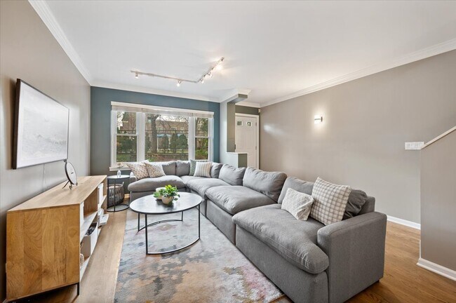 Photo - 1214 W School St