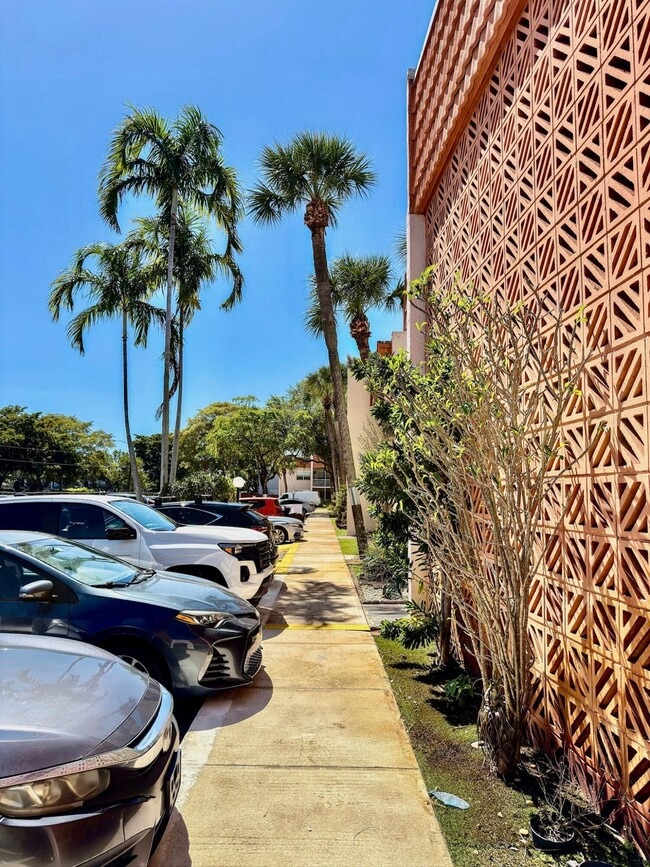 Photo - 7610 Stirling Rd Unidad 204c