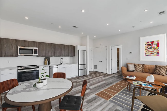 Photo - 860 N 3rd St