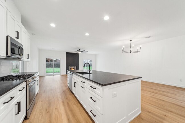 Photo - Spacious Home Minutes from Aspen Creek Elementary & Elam Park!