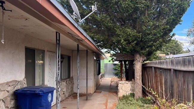 Building Photo - 816 Ortiz Dr SE Unit A Rental