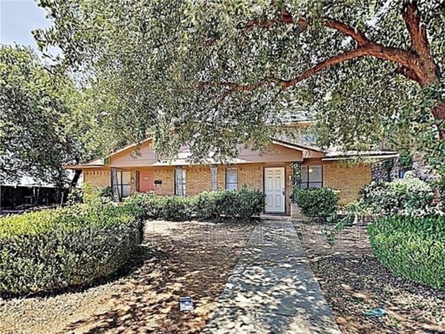 Building Photo - 921 W Rochelle Rd