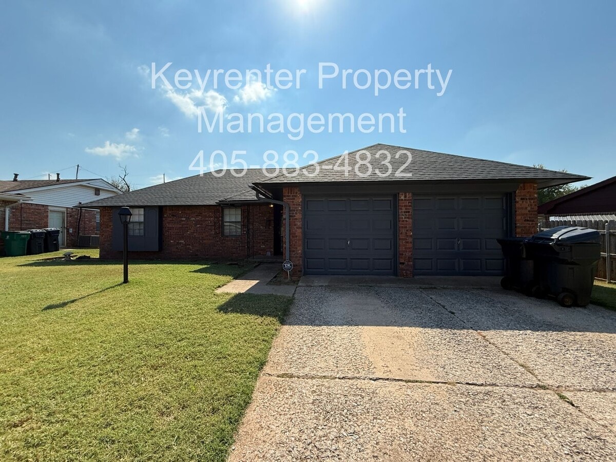 Massive 3BD/2BTH Home Minutes from the Highway. - Massive 3BD/2BTH Home Minutes from the Highway.