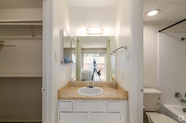 1 habitación, 1 baño, 556 pies cuadrados, baño - High Point Village