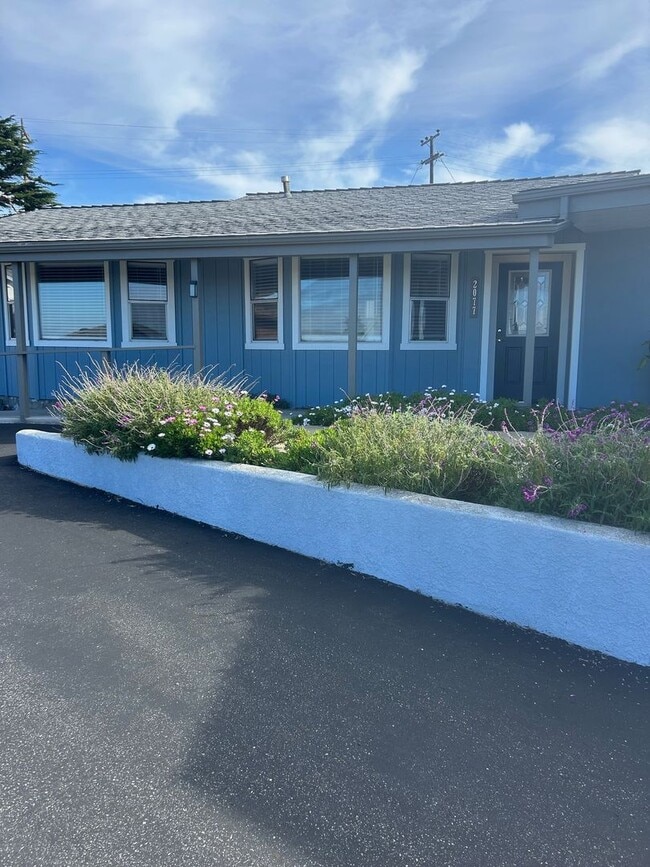Building Photo - Large one bedroom with ocean views Rental