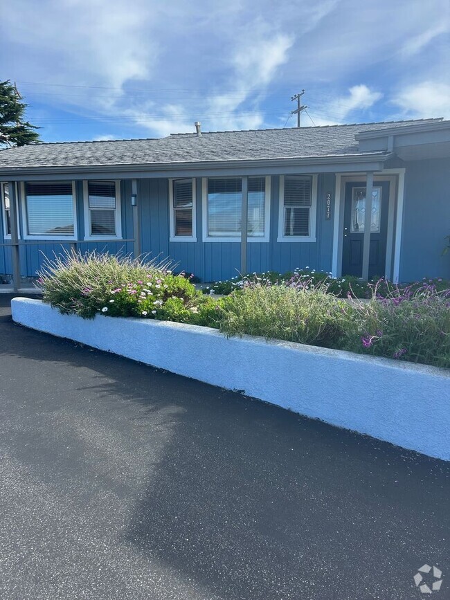 Building Photo - Large one bedroom with ocean views Rental