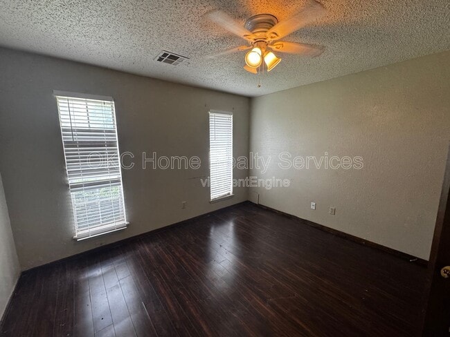 Photo - 915 Delmar Cir