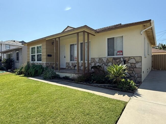 Building Photo - 6008 Greenmeadow Rd