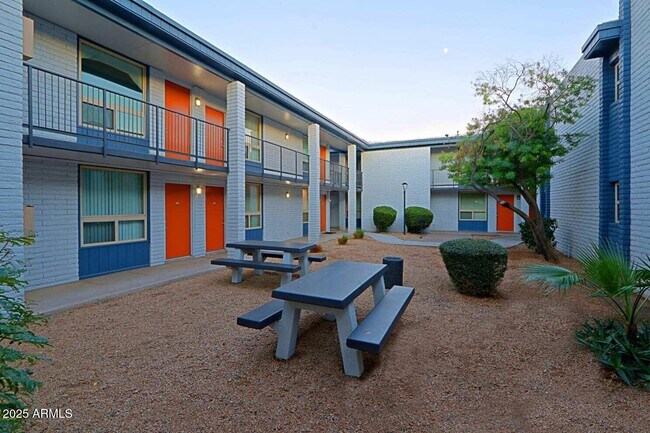 Photo - 2250 W Glendale Ave Unidad 2