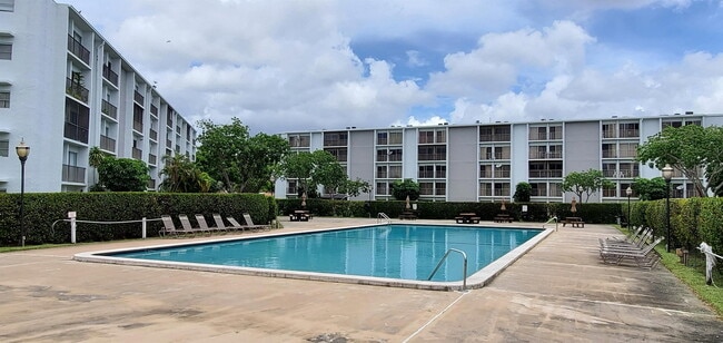 Building Photo - 8540 N Sherman Cir Unit 504