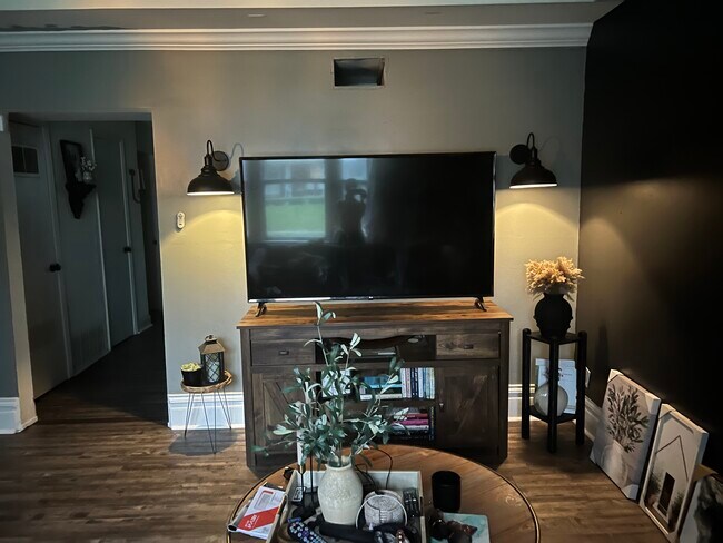 Living Room - 522 Lindenwood Ave