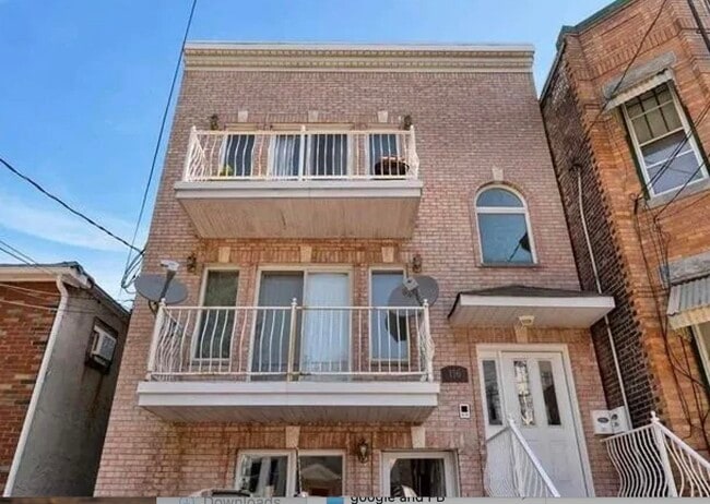 Building Photo - 116 Lake St Unit 3