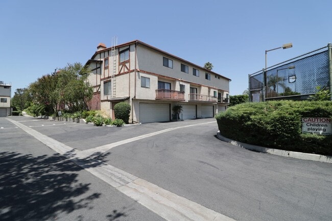 Building Photo - 2/Bedroom Townhome in West Hills!