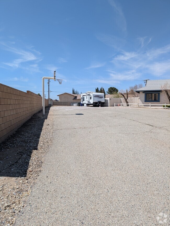Building Photo - 17980 Manitou Dr Unit Back House