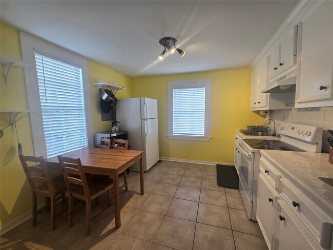 Photo - 1119 Broadway Avenue J