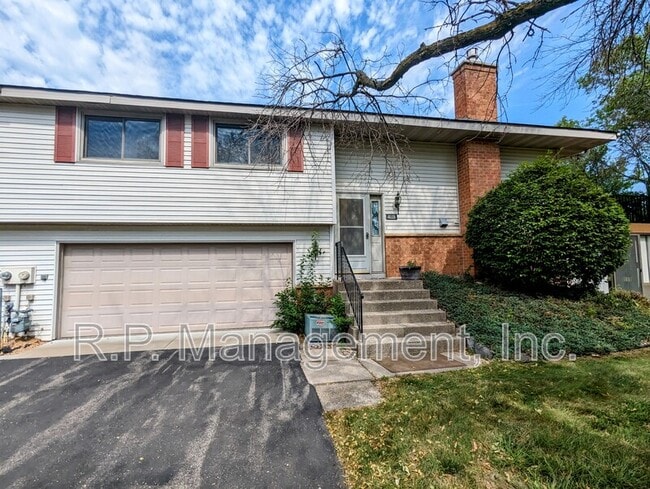 Building Photo - 4118 Sylvia Ln S