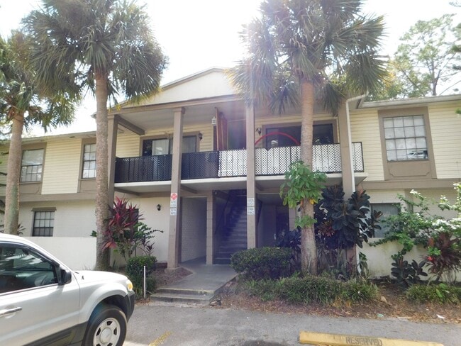 Building Photo - Large 1 Bed  Condo, w/Bonus Room (Office?)...
