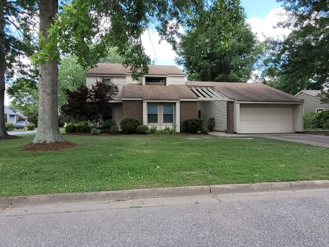 Building Photo - LAKE CHRISTOPHER