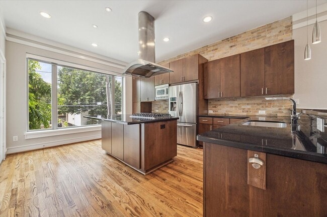 Photo - 6126 Clyde St