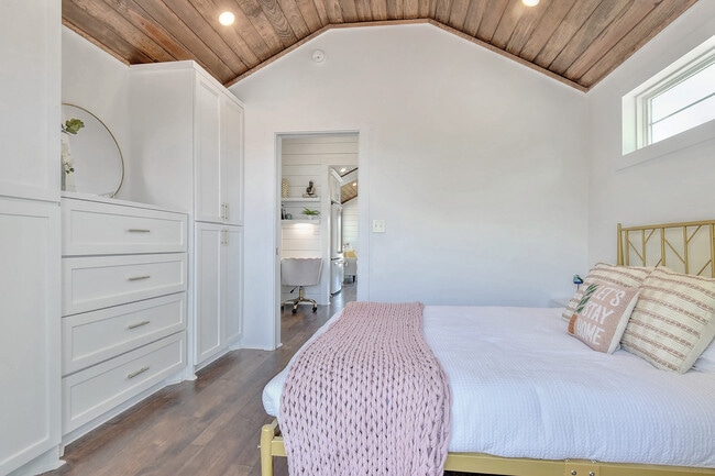 El dormitorio tiene armarios empotrados con 2 armarios y una cómoda. - 2510 Private Road 1180